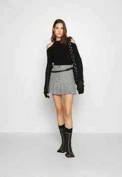 Max & Co.Sales -Max & Co.Sales 27e404d65dcf494cbf313055e8805a91