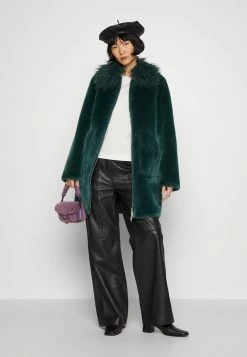 Max & Co.Sales -Max & Co.Sales b79a6de129344e2188075d3e512e2d35